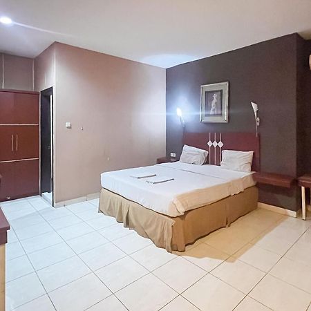 Urbanview Trisula Hotel Макасар Экстерьер фото