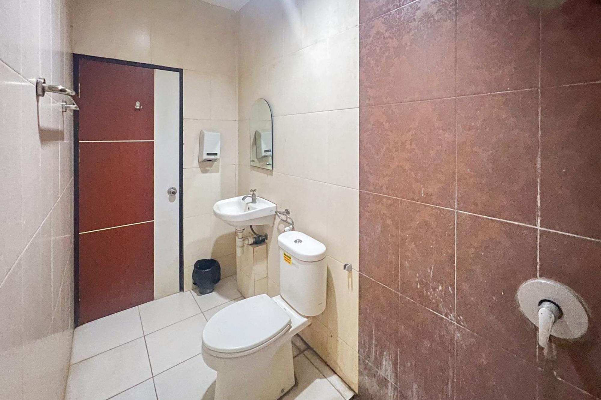 Urbanview Trisula Hotel Макасар Экстерьер фото